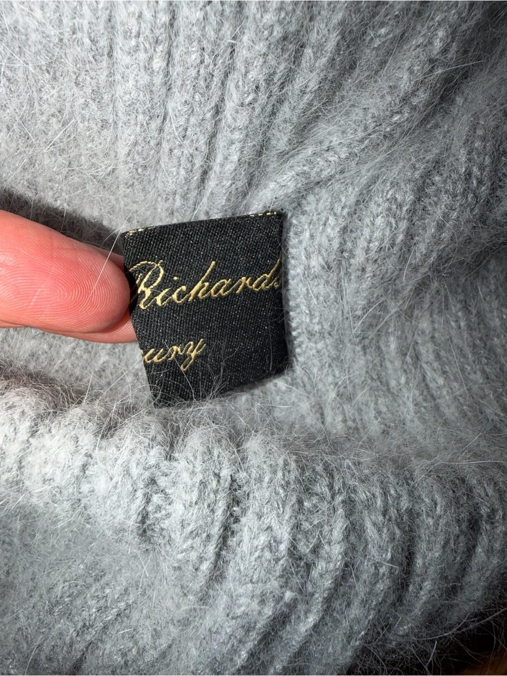 Linda Richards $150 Angora Wool blend pom-pom hat w fur Pom EUC